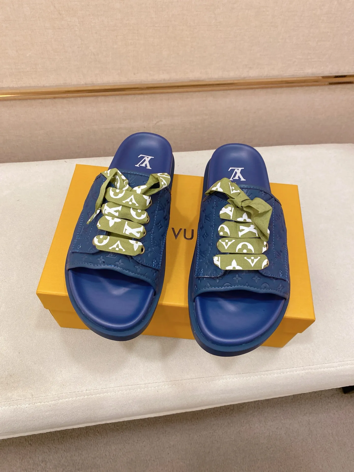 Men's shoes 💰: 340💰Made by LV🔍Top purchasing agents. Men's spring and summer slippers are available at the same counter. The uppers are imported cowhide from Italy, with logo graphics and high-quality craftsmanship. Soles: original soles specially provided by the original factory. Exclusive movable molded soles are super comfortable. Original goods follow orders. 🔍🔍High quality. You can enter and exit the counter at will. Welcome to compare. Size 38-44.